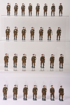 Professionally repainted WWII Parachute Regiment Britains toy soldiers