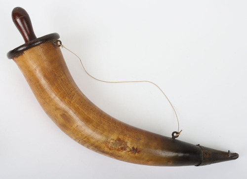 Gunner&rsquo;s cow horn powder horn