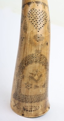 Unusual Scottish scrimshaw engraved cow horn powder flask of Masonic interest - 4