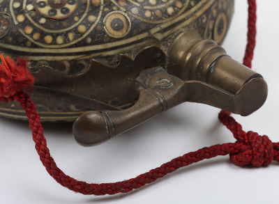 Silesian inlaid wooden powder flask of &lsquo;doughnut&rsquo; form - 3