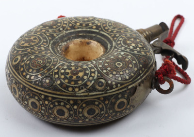 Silesian inlaid wooden powder flask of &lsquo;doughnut&rsquo; form - 4
