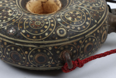Silesian inlaid wooden powder flask of &lsquo;doughnut&rsquo; form - 5