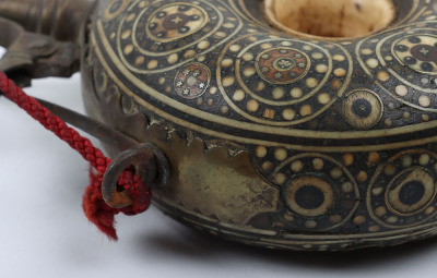 Silesian inlaid wooden powder flask of &lsquo;doughnut&rsquo; form - 6