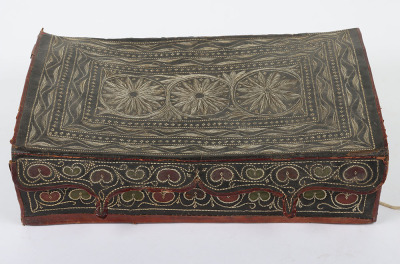 Unusual Mexican leather holster, belt and ammunition box all decorated en suite with porcupine quillwork - 2
