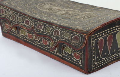 Unusual Mexican leather holster, belt and ammunition box all decorated en suite with porcupine quillwork - 4