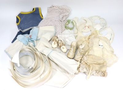 A good selection of dolls clothes, - 3
