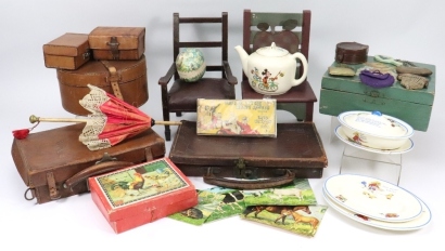 Collection of dolls accessories/display items,