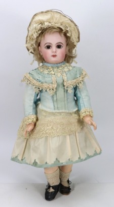 A good Emile Jumeau bisque head bebe doll, size 8, French circa 1890,