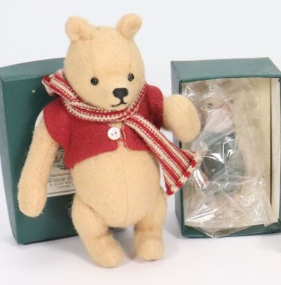 R. John Wright Pocket Series Winnie-the-Pooh and Piglet,
