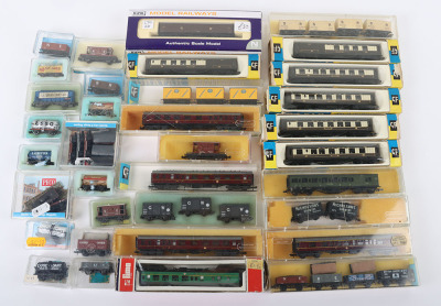 Collection of N gauge locomotives, coaches and wagons - 2