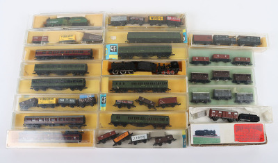 Collection of N gauge locomotives, coaches and wagons - 3