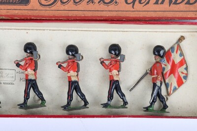 Britains boxed set 82, Colours and Pioneers of the Scots Guards, third version 1909 - 4