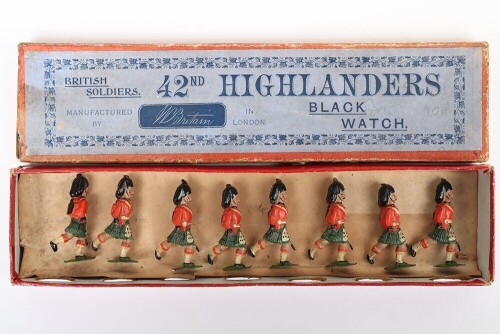 Britains boxed set 11, plug handed 42nd Highlanders Black Watch charging, first version 1893-1903