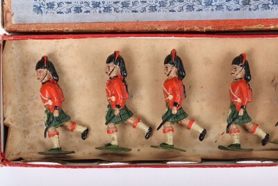 Britains boxed set 11, plug handed 42nd Highlanders Black Watch charging, first version 1893-1903 - 3