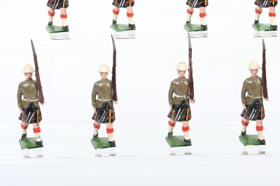 Britains set 114, Cameron Highlanders in Foreign Service dress and with fixed bayonets, final version 1947 - 3