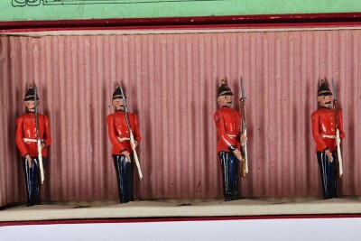 Britains boxed set 206, Warwickshire Regiment at the salute, second version at present 1937 - 2