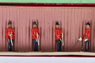 Britains boxed set 206, Warwickshire Regiment at the salute, second version at present 1937 - 3