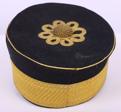 Victorian 4th Queens Own Hussars Pill Box Cap in Metal Storage Tin - 3