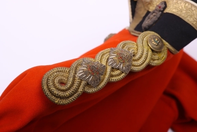 Victorian scarlet tunic for an officer of the Queen&acirc;&euro;&trade;s Own Cameron Highlanders. - 7
