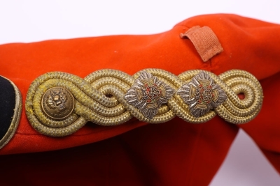 Victorian scarlet tunic for an officer of the Queen&acirc;&euro;&trade;s Own Cameron Highlanders. - 8