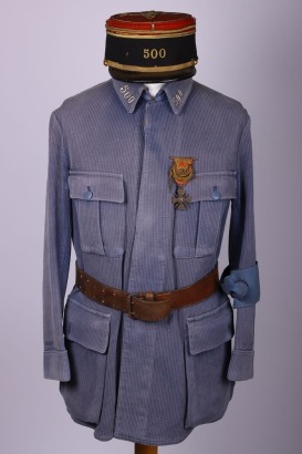 Rare WW1 French Tank / Armoured Regiment Officers Tunic and Kepi, interesting private purchase horizon blue officers tunic produced in a ribbed corduroy type material with four pockets and concealed front buttons. Turn back cuffs with small rank bar to th