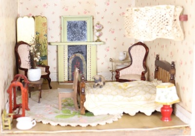 A painted wooden dolls house, English 1920s - 5