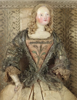 Early painted wooden shoulder head religious figure in case, southern European, nineteenth century - 2