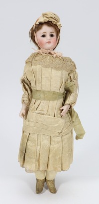 A rare all original Simon & Halbig 920 shoulder head doll in her original box, German circa 1890