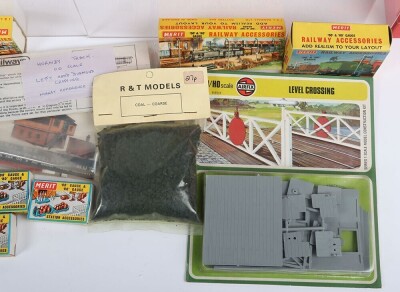 Hornby Railway and Wrenn 00 gauge wagons and accessories, - 5