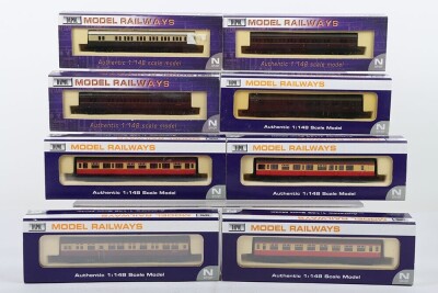 Dapol eight N gauge passenger coaches,