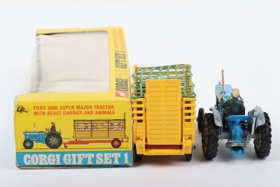 Corgi Gift Set 1 Ford 5000 Tractor with Beast Carrier - 4