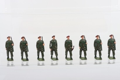 Britains Set 2010 Airborne Infantry with Officer and Bren gunner