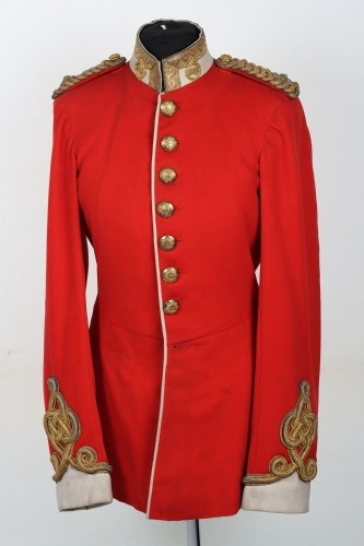 2nd (Queen&rsquo;s Bays) Dragoon Guards Officers Full Dress Tunic. Lieutenants full dress tunic made from scarlet cloth, having white cloth to collar edged with gilt regimental pattern lace and gilt cord knot to cuffs. Gilt Bays badgers to collar. Shoulders wit