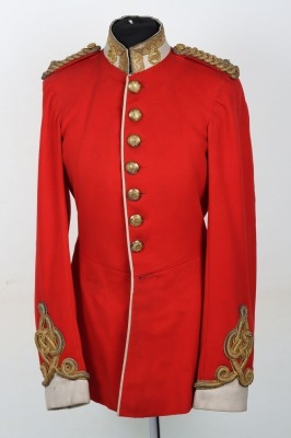 2nd (Queen&rsquo;s Bays) Dragoon Guards Officers Full Dress Tunic. Lieutenants full dress tunic made from scarlet cloth, having white cloth to collar edged with gilt regimental pattern lace and gilt cord knot to cuffs. Gilt Bays badgers to collar. Shoulders wit