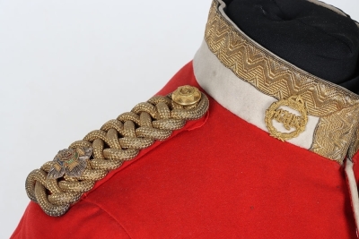 2nd (Queen&rsquo;s Bays) Dragoon Guards Officers Full Dress Tunic. Lieutenants full dress tunic made from scarlet cloth, having white cloth to collar edged with gilt regimental pattern lace and gilt cord knot to cuffs. Gilt Bays badgers to collar. Shoulders wit - 2