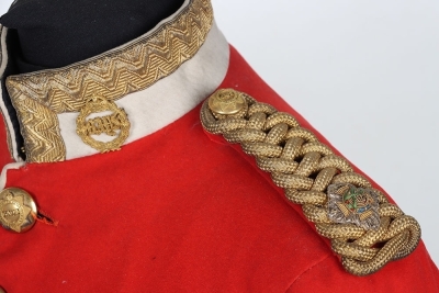 2nd (Queen&rsquo;s Bays) Dragoon Guards Officers Full Dress Tunic. Lieutenants full dress tunic made from scarlet cloth, having white cloth to collar edged with gilt regimental pattern lace and gilt cord knot to cuffs. Gilt Bays badgers to collar. Shoulders wit - 3