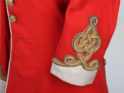 2nd (Queen&rsquo;s Bays) Dragoon Guards Officers Full Dress Tunic. Lieutenants full dress tunic made from scarlet cloth, having white cloth to collar edged with gilt regimental pattern lace and gilt cord knot to cuffs. Gilt Bays badgers to collar. Shoulders wit - 4