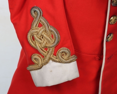 2nd (Queen&rsquo;s Bays) Dragoon Guards Officers Full Dress Tunic. Lieutenants full dress tunic made from scarlet cloth, having white cloth to collar edged with gilt regimental pattern lace and gilt cord knot to cuffs. Gilt Bays badgers to collar. Shoulders wit - 5