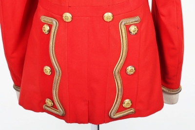 2nd (Queen&rsquo;s Bays) Dragoon Guards Officers Full Dress Tunic. Lieutenants full dress tunic made from scarlet cloth, having white cloth to collar edged with gilt regimental pattern lace and gilt cord knot to cuffs. Gilt Bays badgers to collar. Shoulders wit - 7