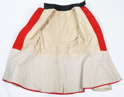 2nd (Queen&rsquo;s Bays) Dragoon Guards Officers Full Dress Tunic. Lieutenants full dress tunic made from scarlet cloth, having white cloth to collar edged with gilt regimental pattern lace and gilt cord knot to cuffs. Gilt Bays badgers to collar. Shoulders wit - 8
