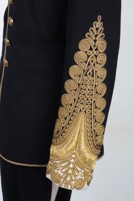 6th Dragoons Guards Carabineers Field Officers Full Dress Tunic. Superb field officers full dress tunic made from blue cloth, having white cloth to cuffs and collar which is edged with gilt regimental pattern lace and with two part collar badges. Cuffs wi - 5