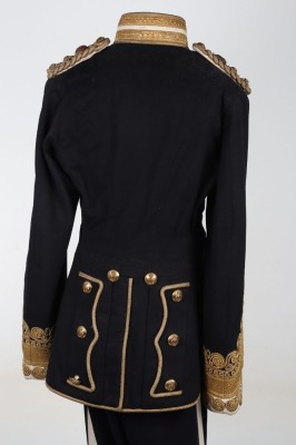 6th Dragoons Guards Carabineers Field Officers Full Dress Tunic. Superb field officers full dress tunic made from blue cloth, having white cloth to cuffs and collar which is edged with gilt regimental pattern lace and with two part collar badges. Cuffs wi - 6