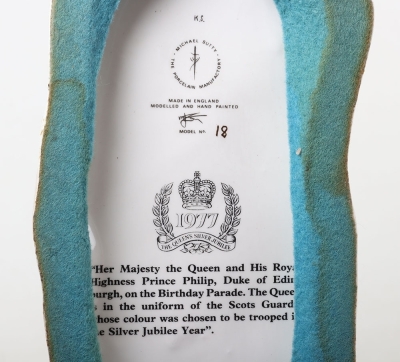 Michael Sutty Porcelain: 1977 Silver Jubilee Trooping Colour Pair of Figures - 10