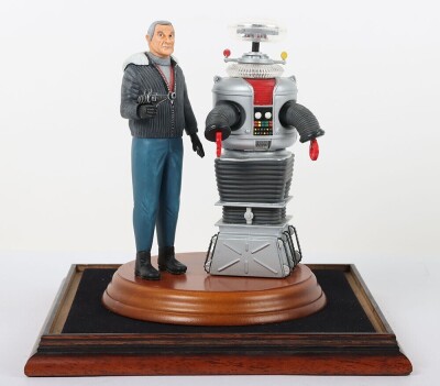 Polar Lights Lost In Space Doctor Zachary Smith and the Robot B9 with display case. - 2