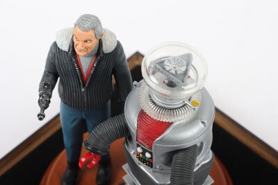 Polar Lights Lost In Space Doctor Zachary Smith and the Robot B9 with display case. - 7