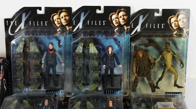 Collection of The X-Files Action Figures, Trading cards and Comics. - 2