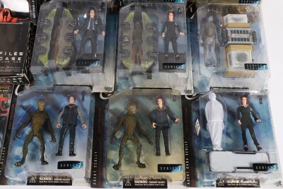 Collection of The X-Files Action Figures, Trading cards and Comics. - 3