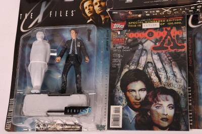 Collection of The X-Files Action Figures, Trading cards and Comics. - 4