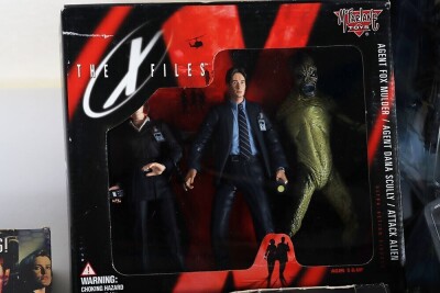 Collection of The X-Files Action Figures, Trading cards and Comics. - 5
