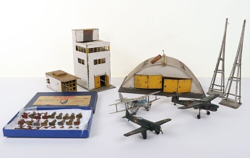 Skybirds tinplate Airport building and crew,